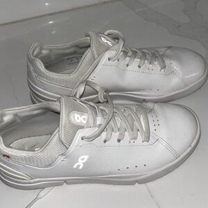 On cloud Roger Women’s Size 8